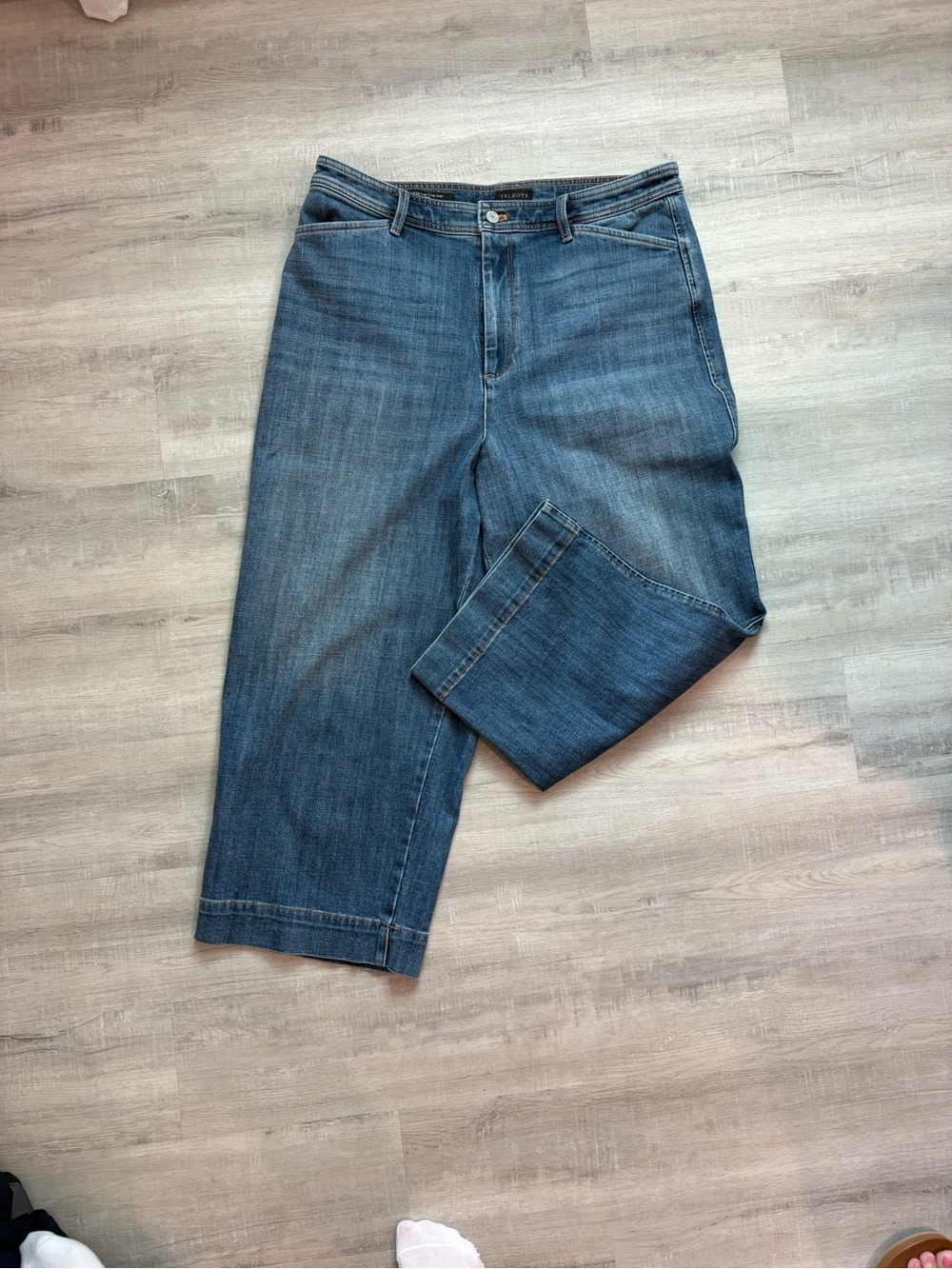 Classic Women's Blue Denim Capri Jeans